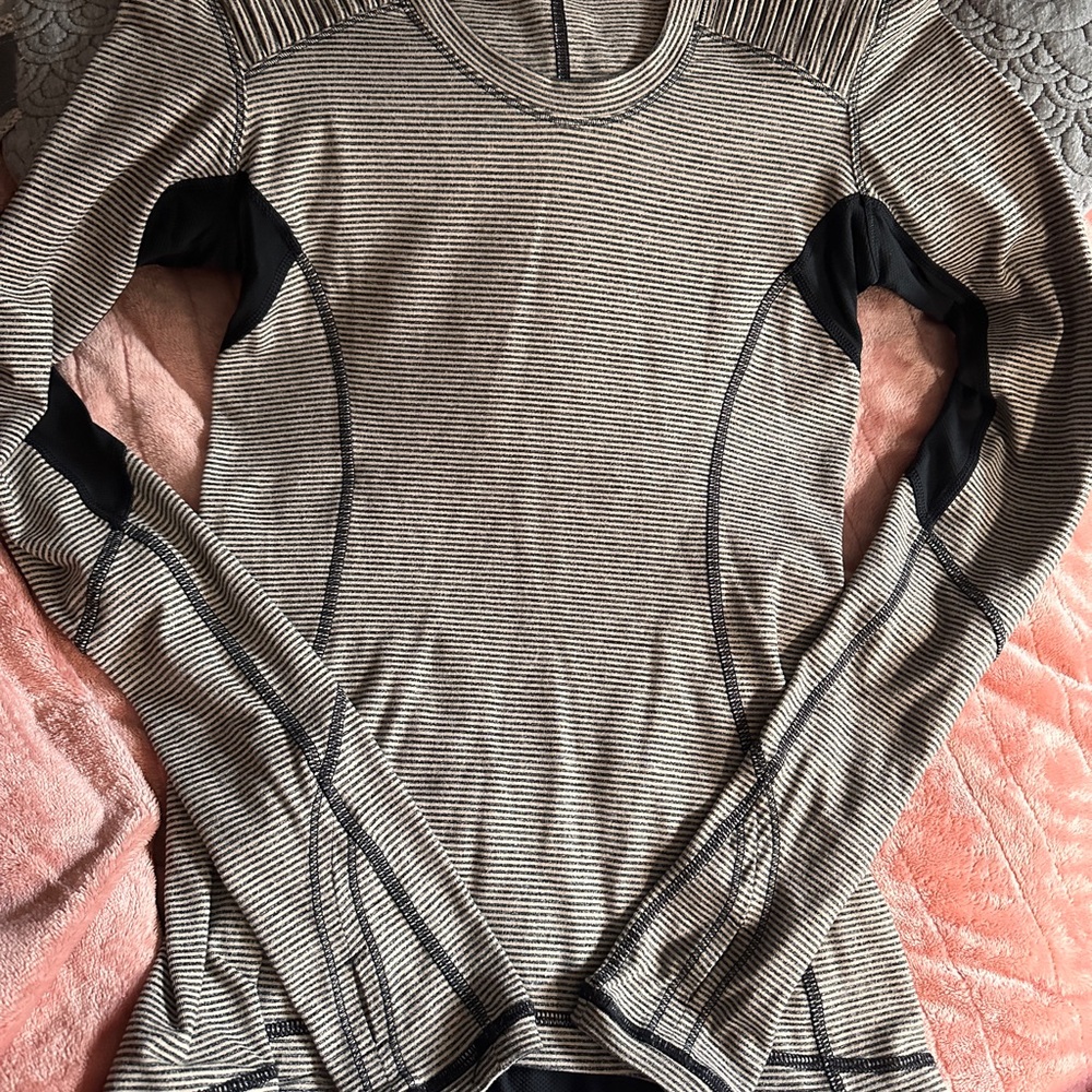 🌟 Lululemon Fitted Reflective Running Top - Striped Gray - Size 4 🌟
